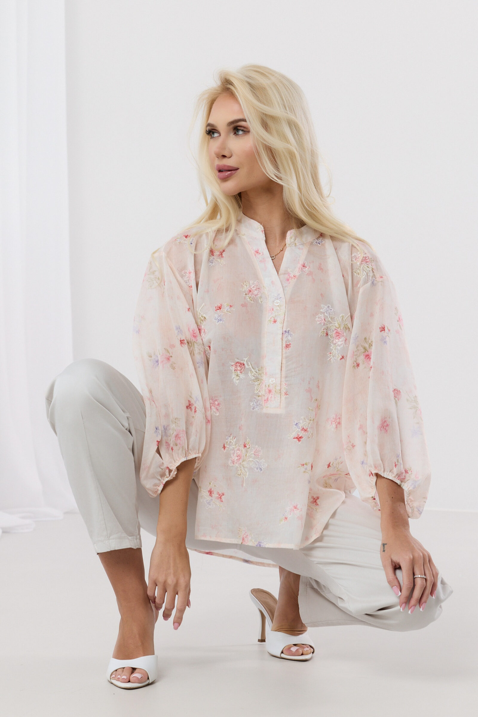 Bluzka z motywem kwiatowym ze stójką