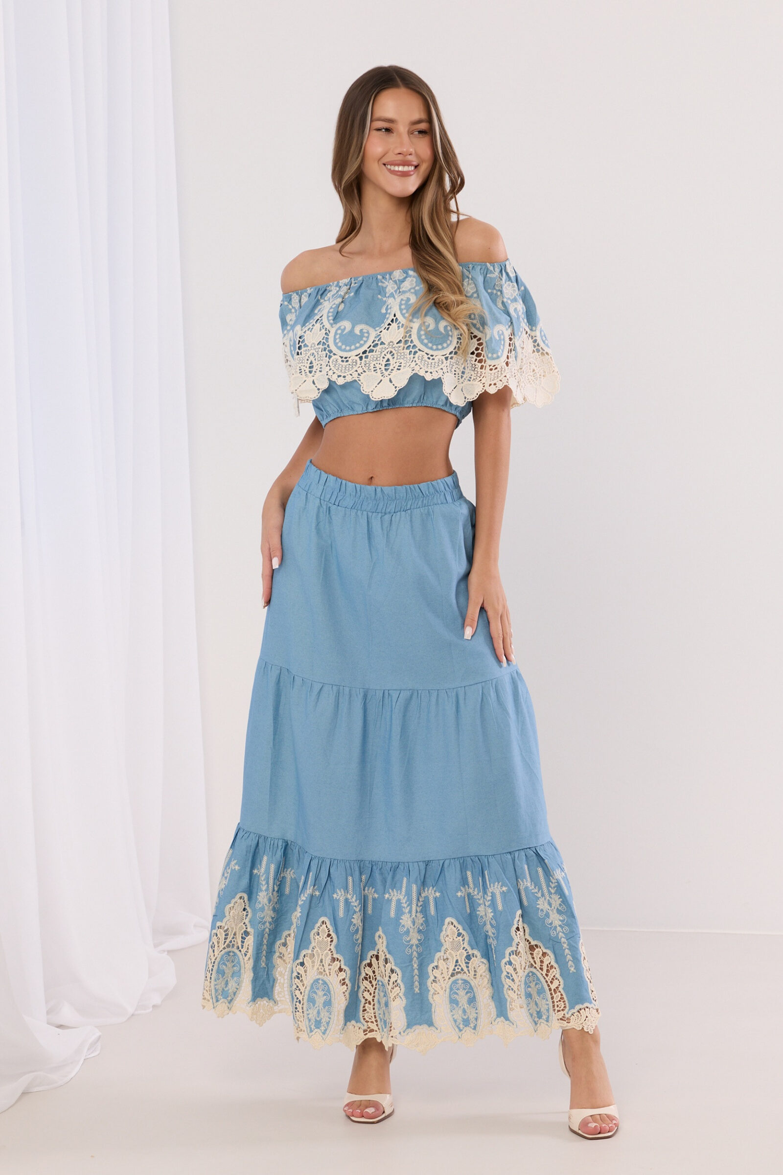Komplet boho z crop topem i spódnicą maxi z ażurowym haftem