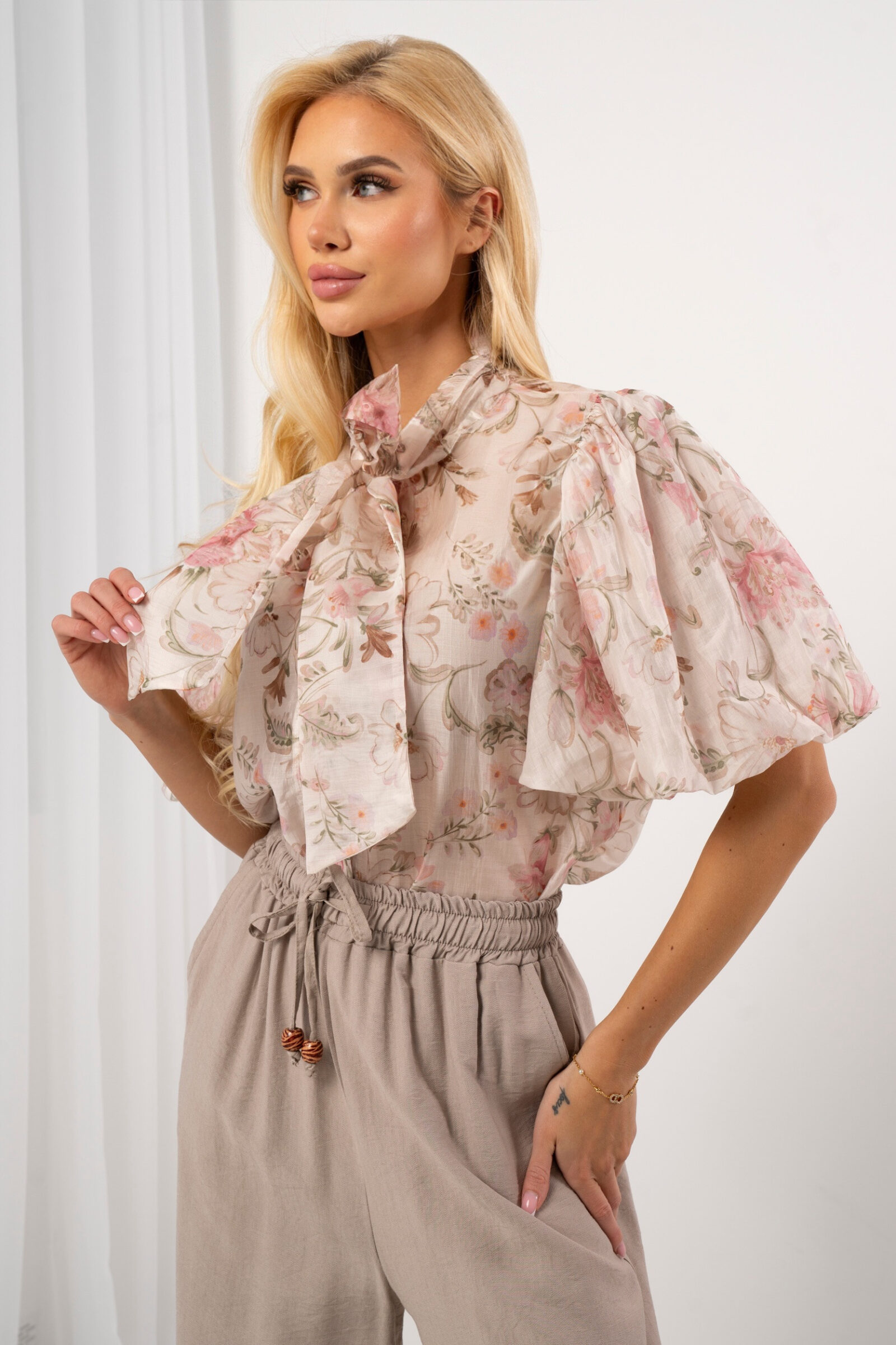 Bluzka w kwiaty z wiązaniem pod szyją i bufiastymi rękawami