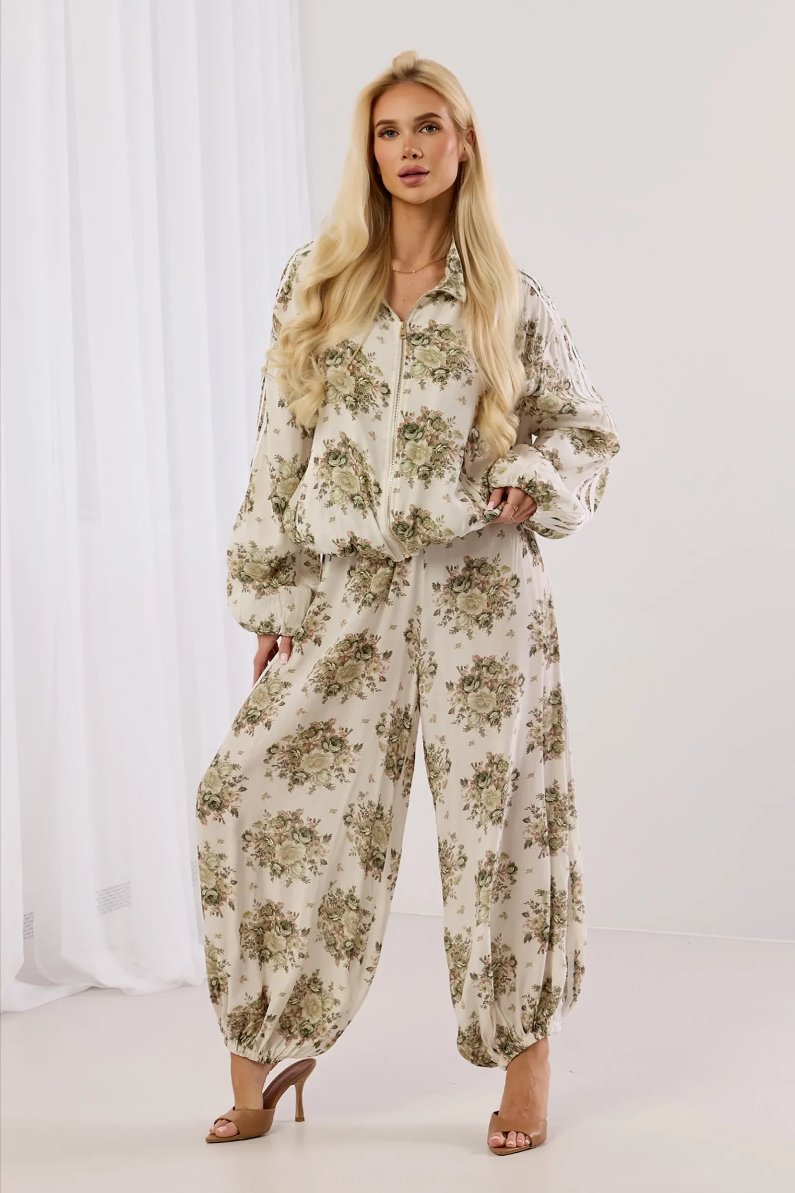 Kwiatowy komplet z bluzą i spodniami typu alladynki z lampasami