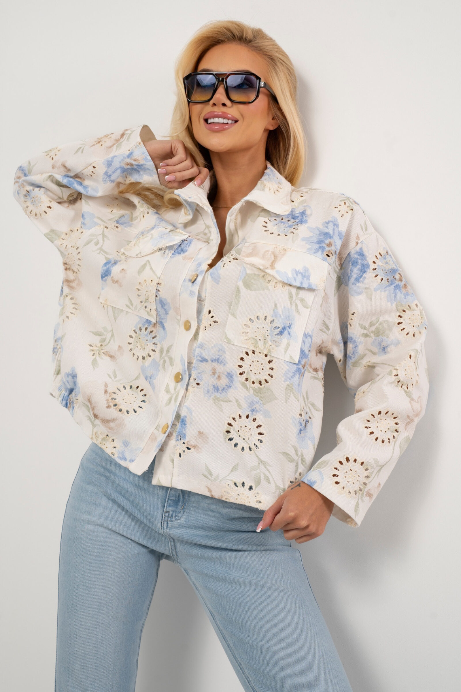 Krótka kurtka w pastelowe kwiaty z haftem