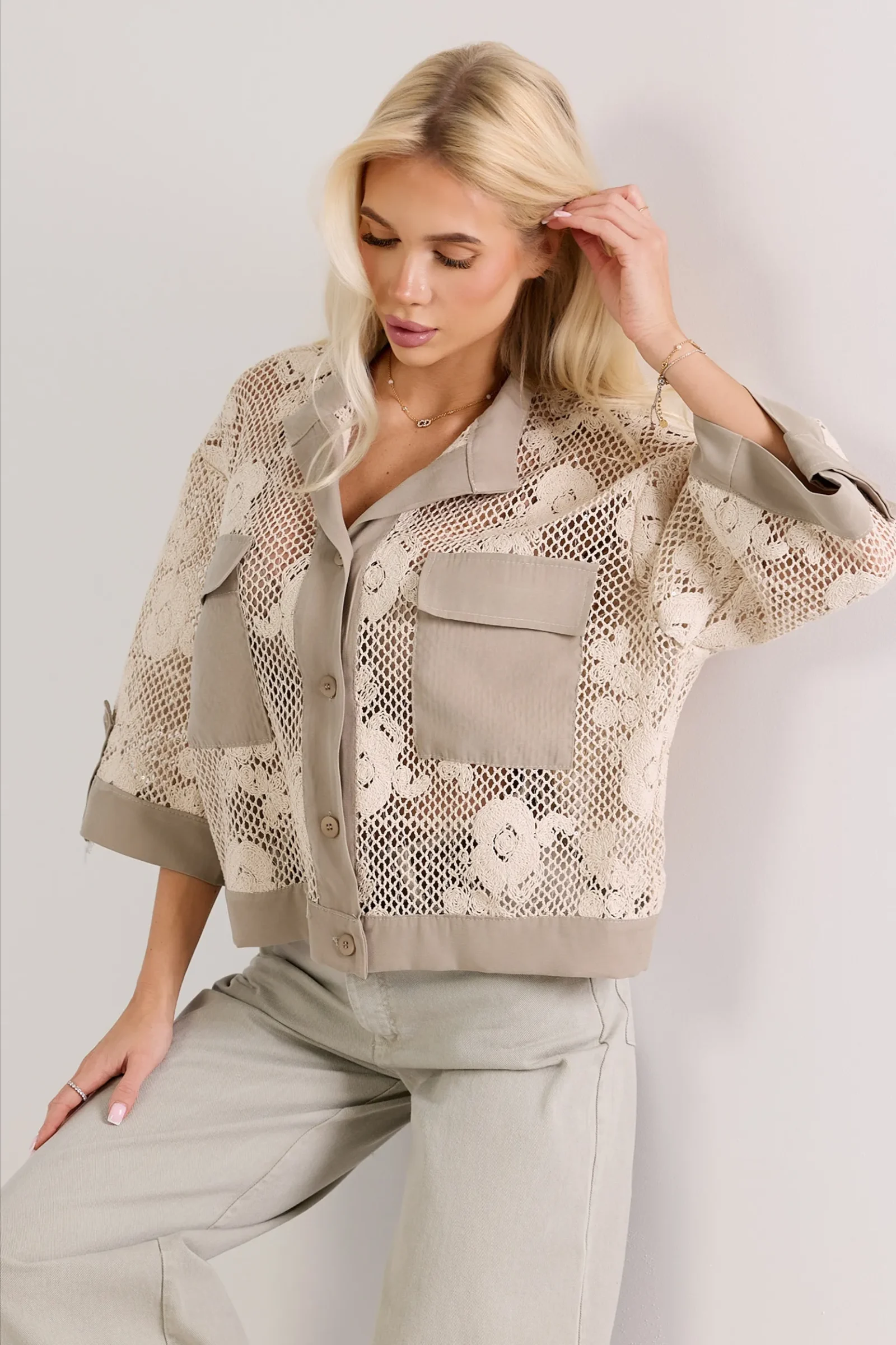 Ażurowa kurtka z haftowanej siatki i z kieszeniami