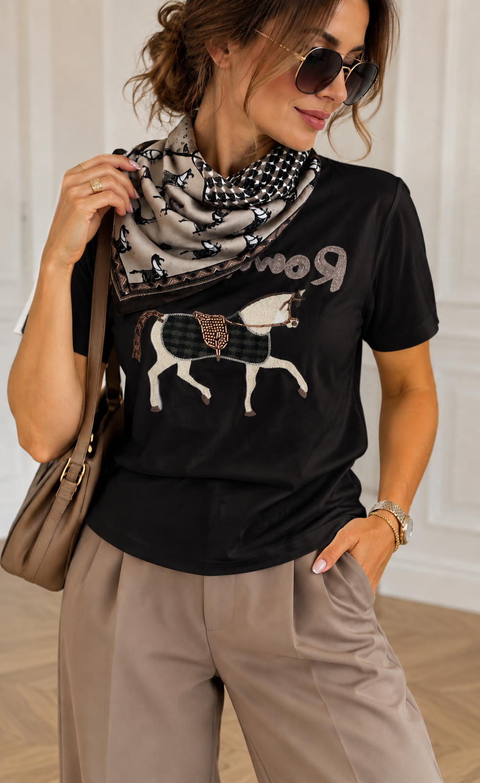 Elegancki t-shirt z apaszką - czarny