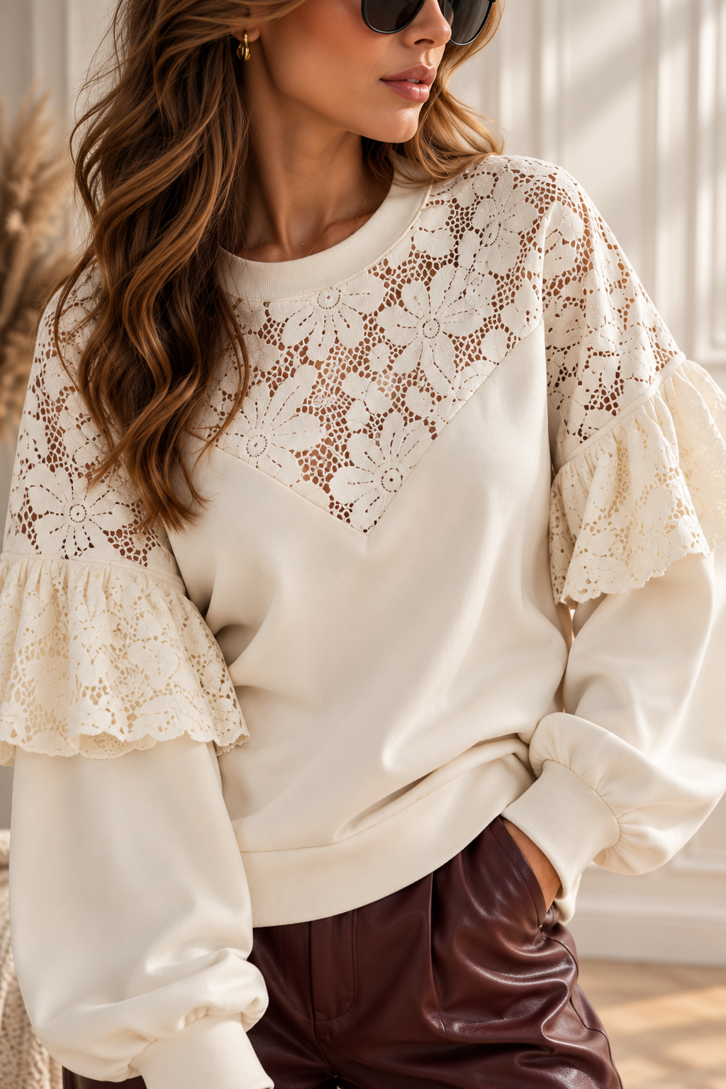 Elegancka Bluza Damska z Ażurową Koronką i Falbanami – Śmietankowa