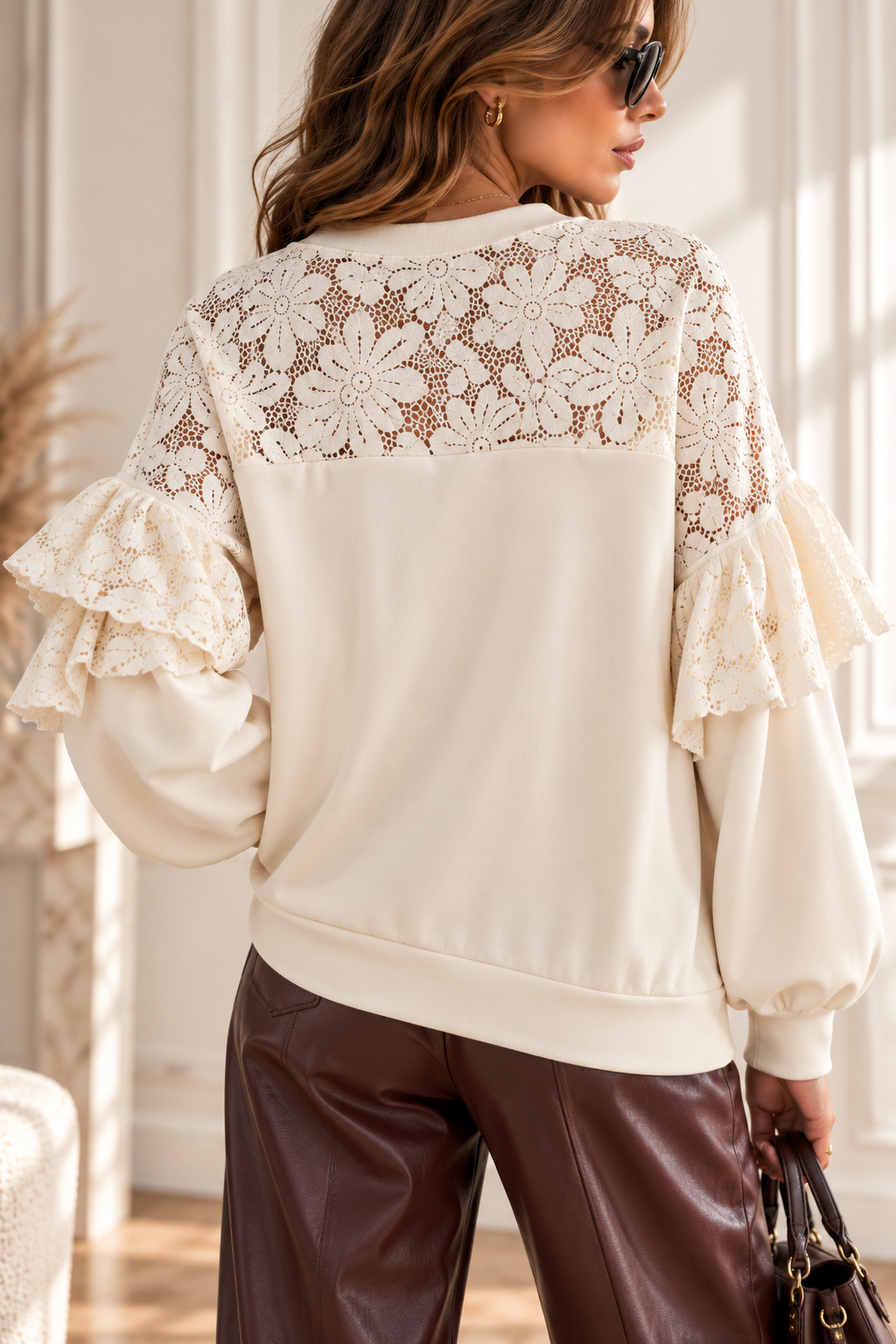 Elegancka Bluza Damska z Ażurową Koronką i Falbanami – Śmietankowa - obrazek 3